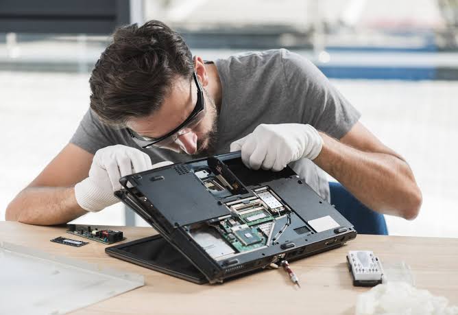 Técnico da Tec Reis Eletrônica realizando manutenção